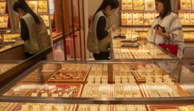 金价回落 油价冲高 两大龙头商品走势分化
