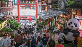 解码流动中国的活力与韧性——2026年国庆假期半程观察