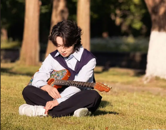《有光计划》：随歌声破界，悟少年音途——周菲戈 